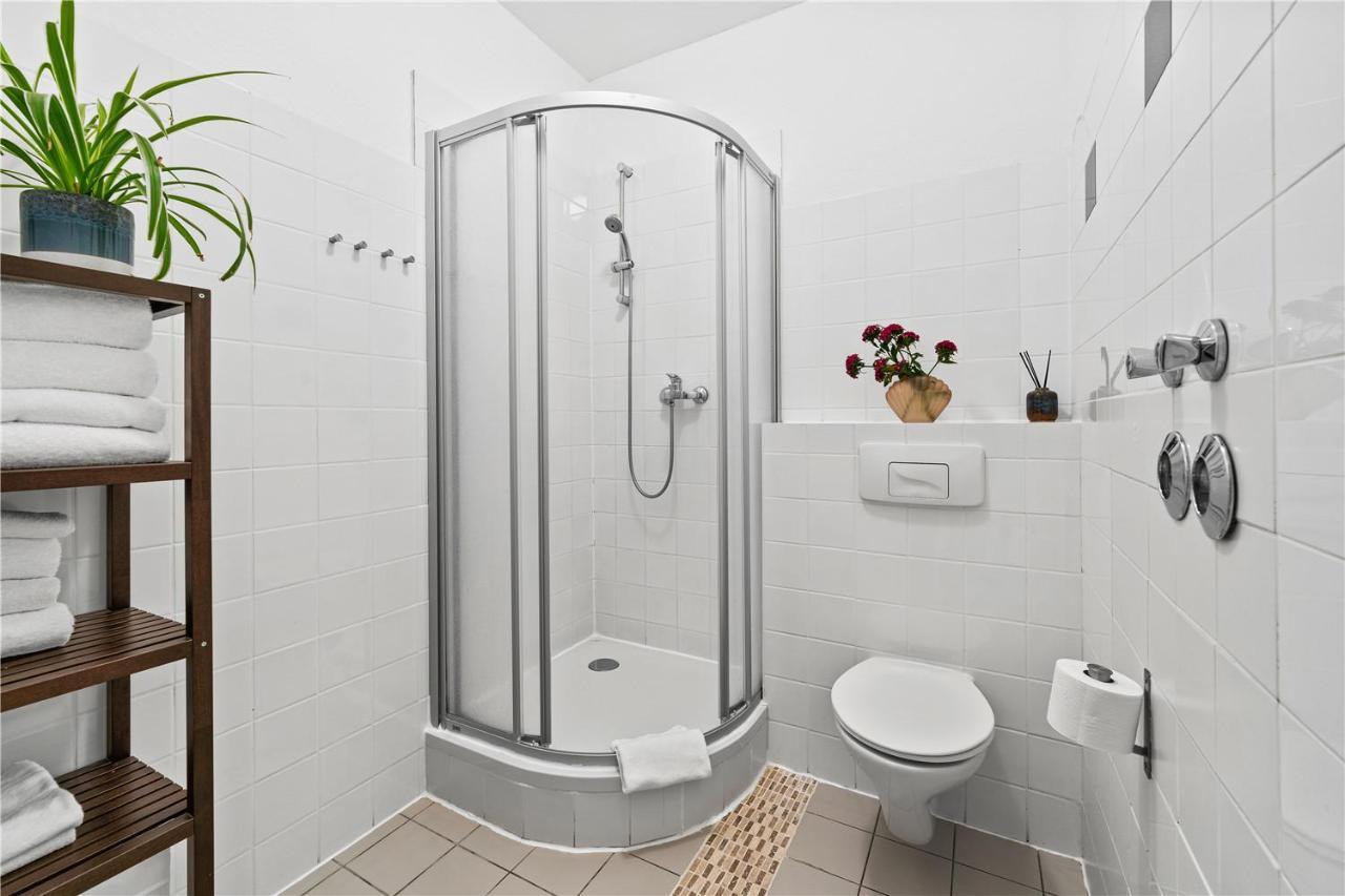 33 E-g Schönhauser Allee Apartment Berlin